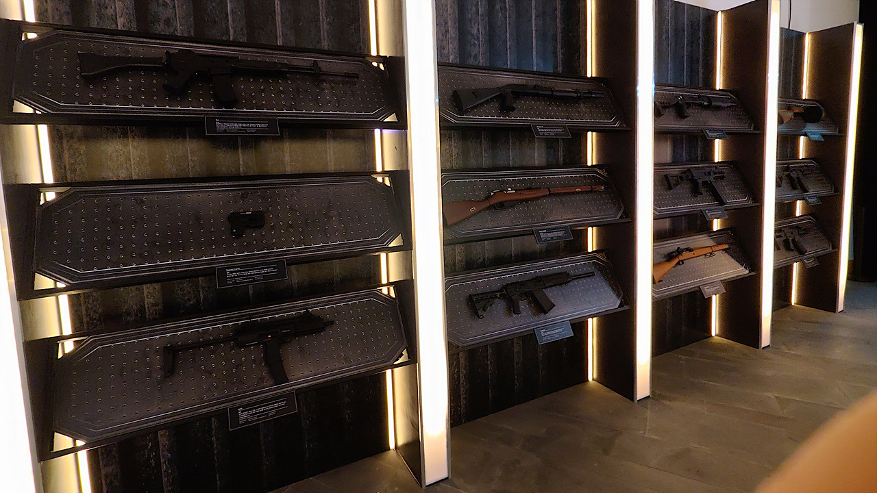 Girl's Frontline 2 : Exilium GALLERY - Model Weapon Display Cabinet